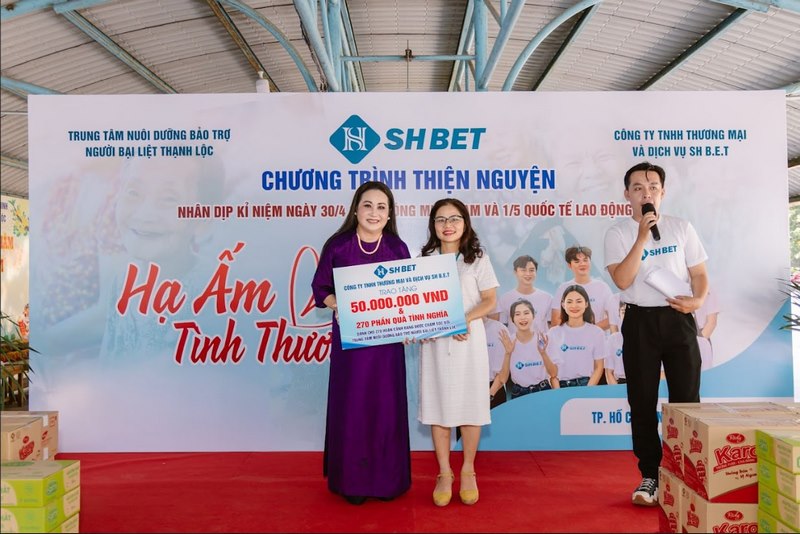 Nghệ sĩ Thanh Hằng cùng SHBET trao quà tại Trung Tâm nuôi dưỡng bảo trợ người bại liệt Thạnh Lộc - Quận 12 TP HCM